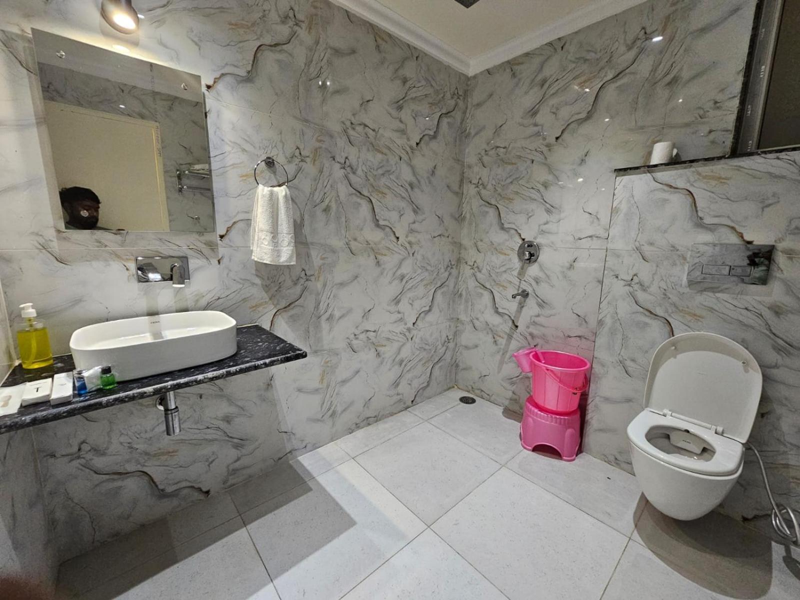 Hotel The Glass House Greater Noida Exterior foto